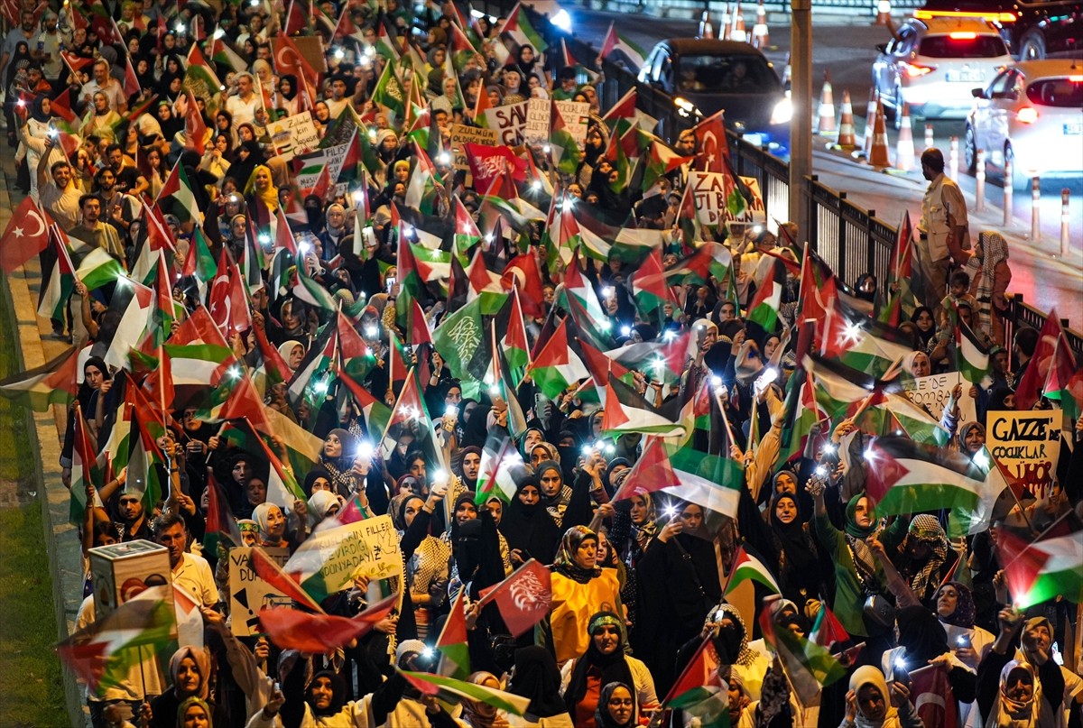 İsrail'in Gazze'ye yönelik saldırılarını protesto etmek amacıyla İzmir'de yürüyüş...