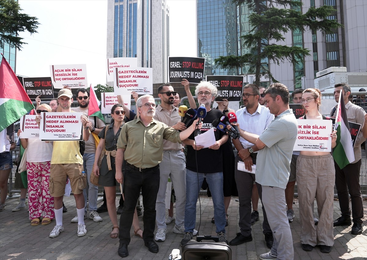 İsrail'in İstanbul Başkonsolosluğu önünde bir araya gelen basın meslek örgütlerinin üyeleri...