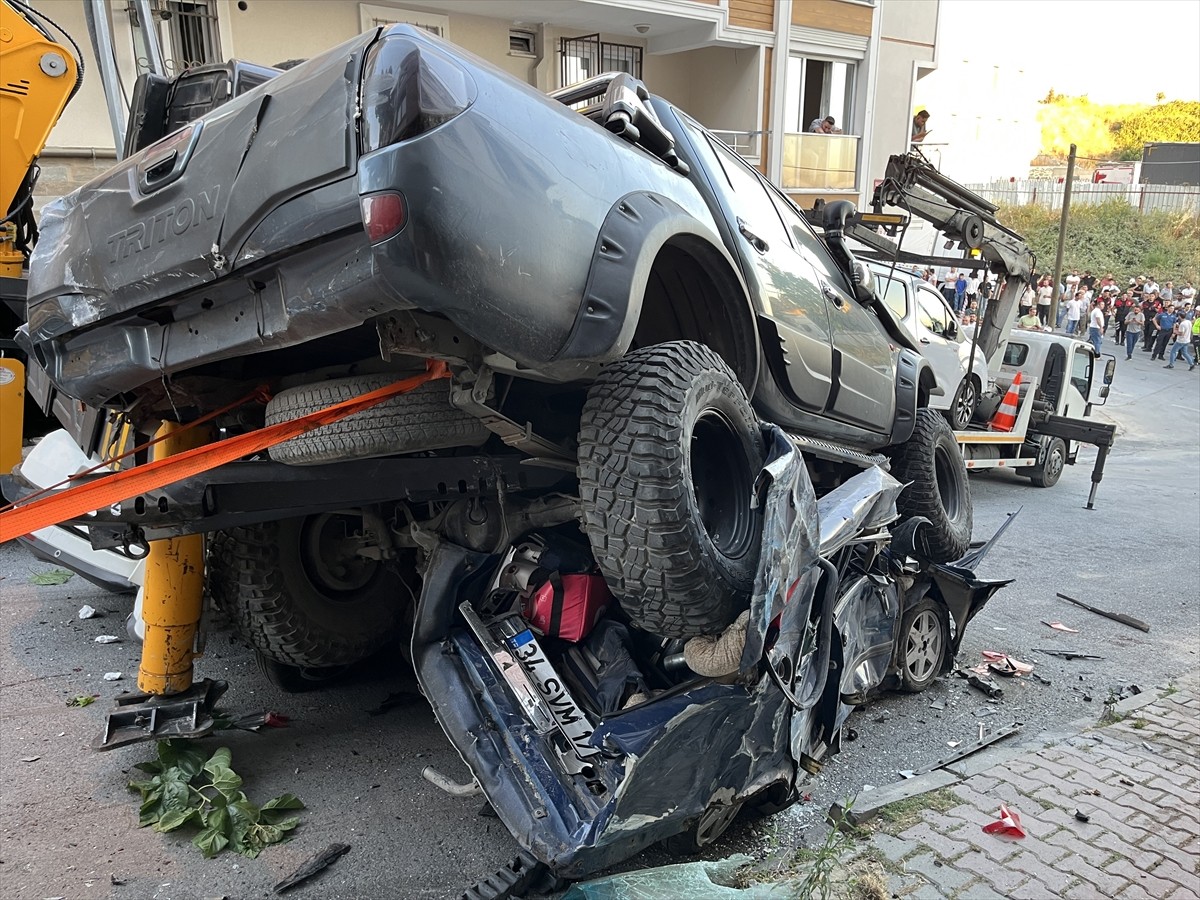 İstanbul'da, Başakşehir'de sürücüsünün kontrolü kaybettiği vinç, park halindeki 23 araca çarparak...