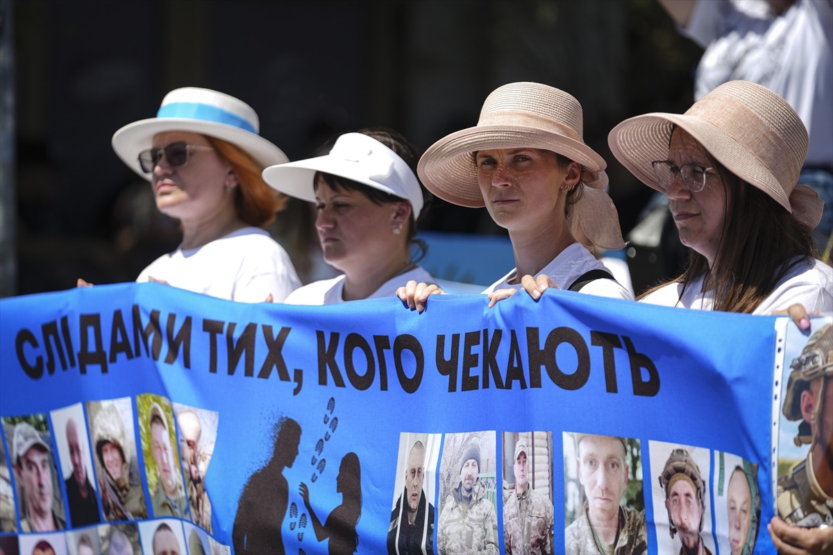 İstanbul'da bir grup Ukraynalı, esirlerin serbest bırakılması talebiyle protesto gösterisi...