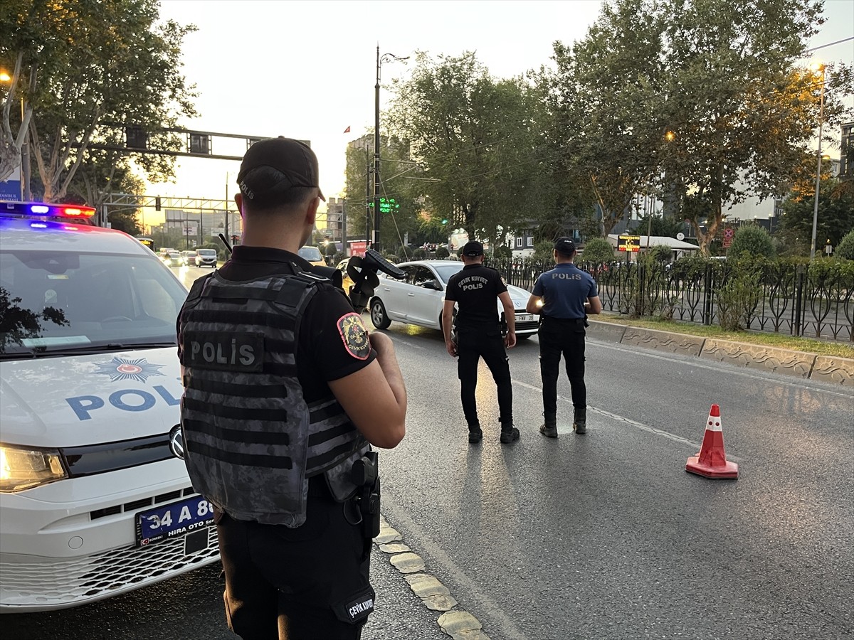 İstanbul'da polis ekipleri, kent genelinde helikopter destekli "huzur'' uygulaması yaptı. ...