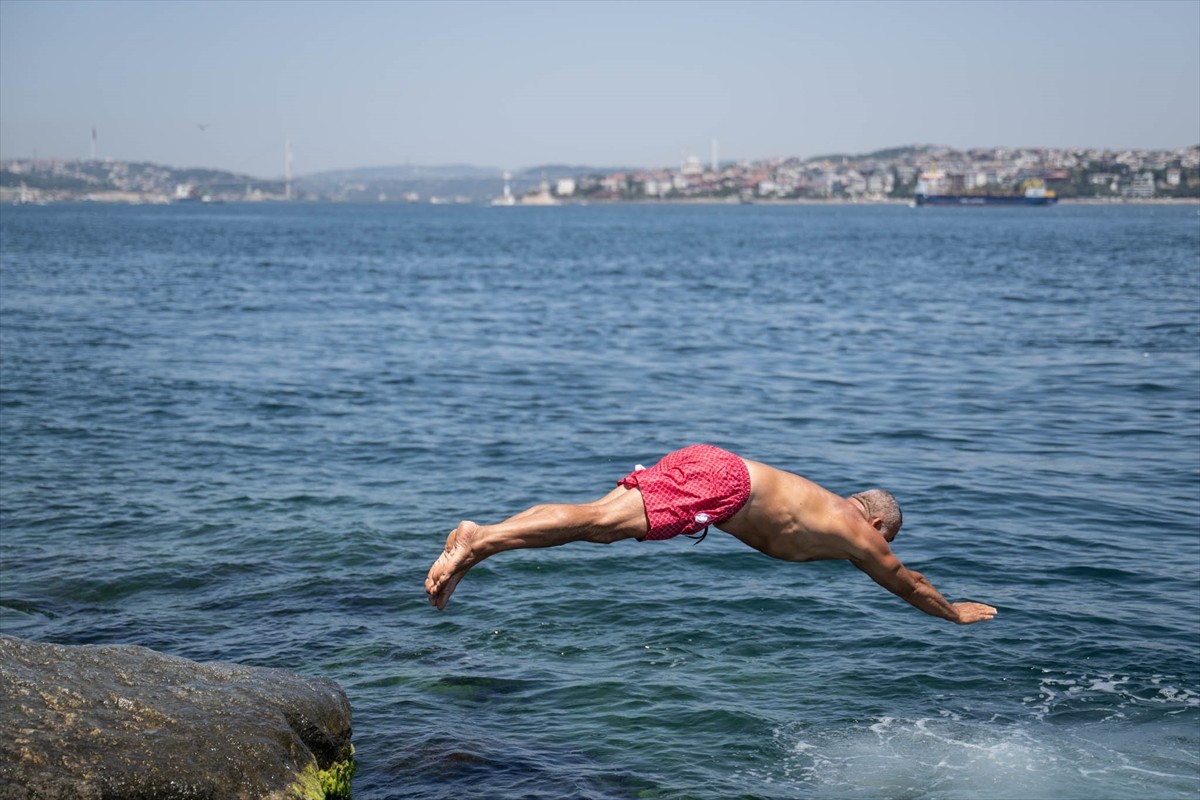 İstanbul'da sıcak havadan bunalanlar serinlemek için denizde yüzmeyi ve sahillerde dolaşmayı...