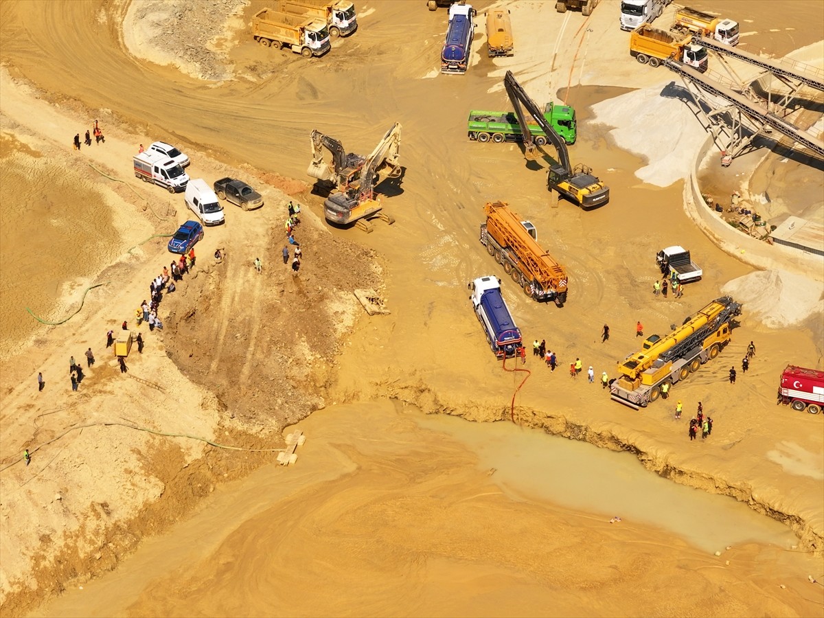 İstanbul'un Çatalca ilçesinde atık su biriken alana düşen iş makinasının operatörünün kurtarılması...