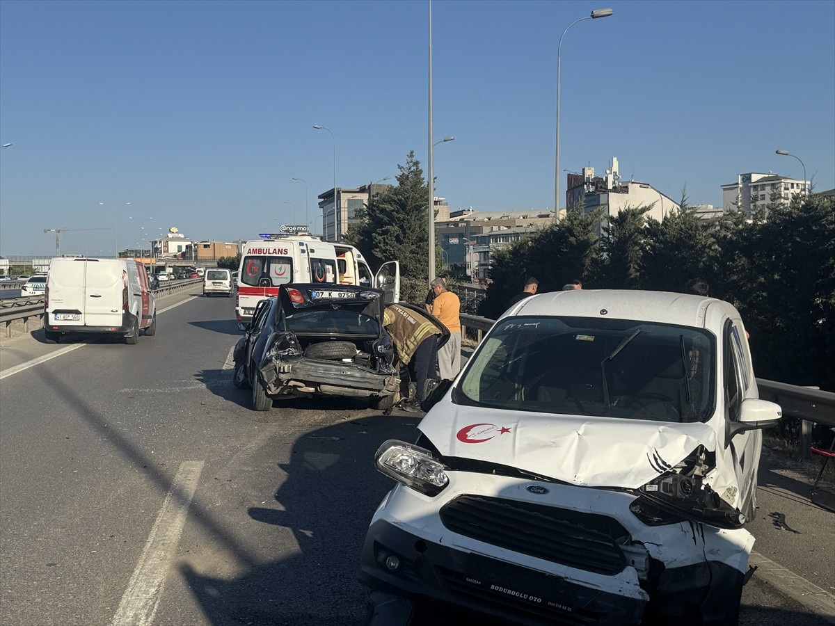  İstanbul'un Sultanbeyli ilçesinde meydana gelen trafik kazasında 4 kişi hafif yaralandı.