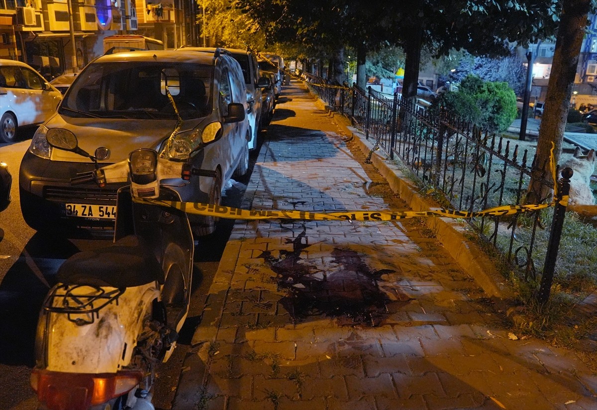 İstanbul'un Sultangazi ilçesinde bıçaklı saldırıya uğrayan kişi kaldırıldığı hastanede hayatını...