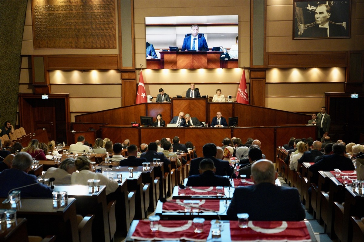 İstanbul Büyükşehir Belediye (İBB) Meclisi temmuz ayı toplantılarının birinci oturumu, İBB Başkan...