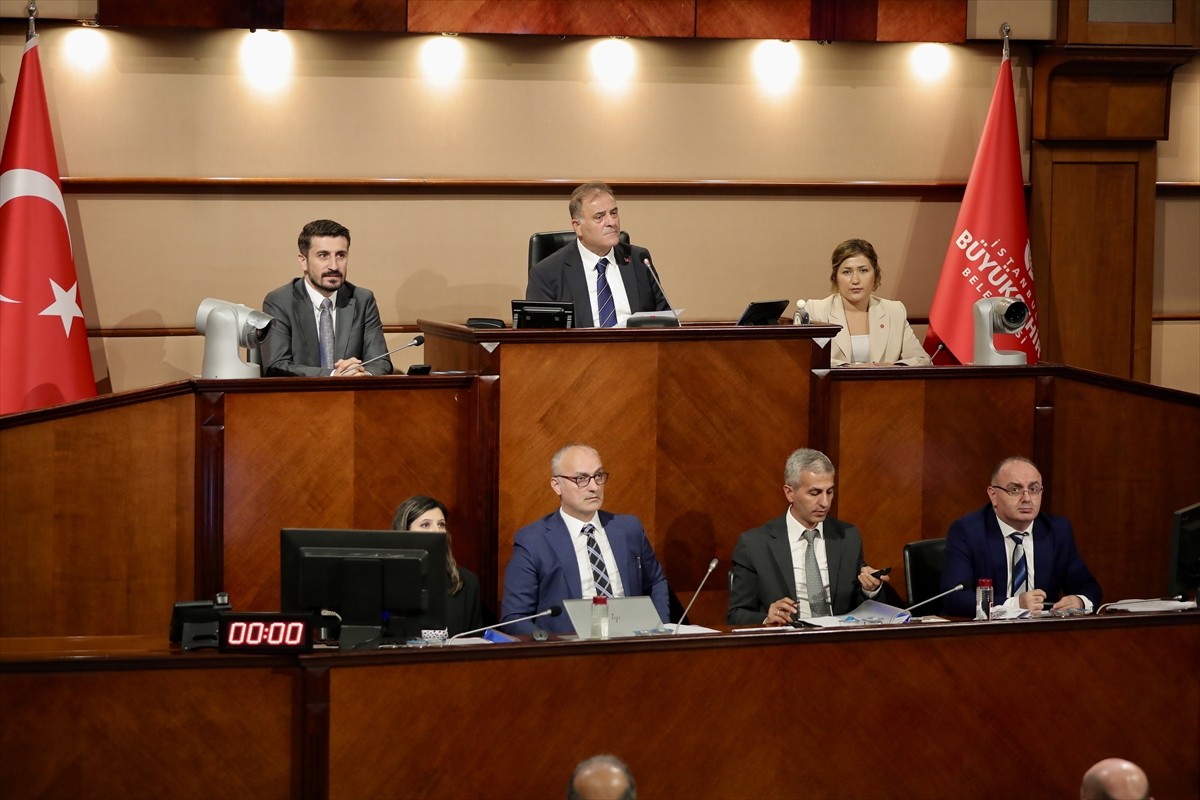 İstanbul Büyükşehir Belediye (İBB) Meclisi temmuz ayı toplantılarının birinci oturumu, İBB Başkan...