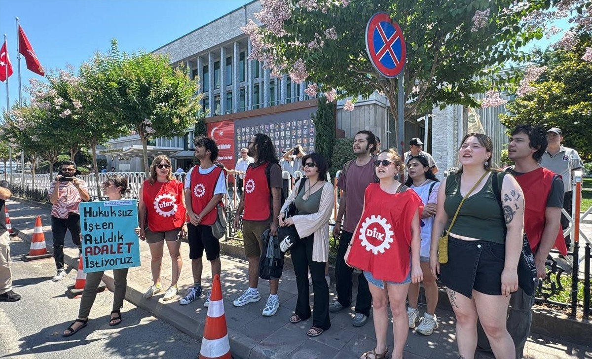 İstanbul Büyükşehir Belediyesi (İBB) iştiraki BELTUR'da işten çıkarıldıkları öne sürülen işçiler...