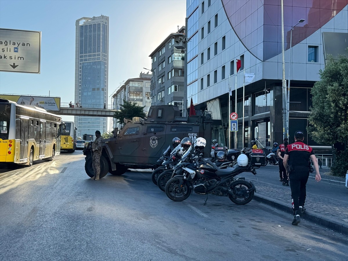 İstanbul Emniyet Müdürlüğü ekipleri, Şişli'de "huzur" uygulaması gerçekleştirdi.