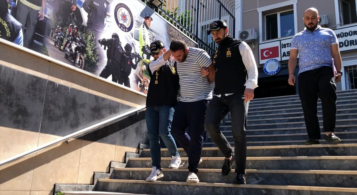 İstanbul Fatih'te kuyumcudan 24 milyon lira değerinde altın ve mücevher çaldıkları iddiasıyla...