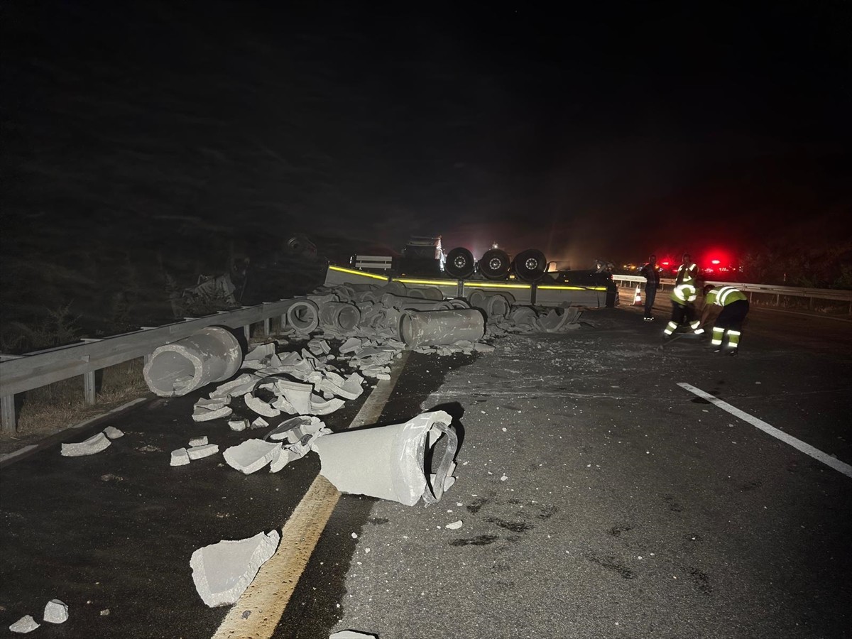 İstanbul-İzmir Otoyolu'nun Balıkesir Susurluk ilçesi kesiminde emniyet şeridinde duran akaryakıt...