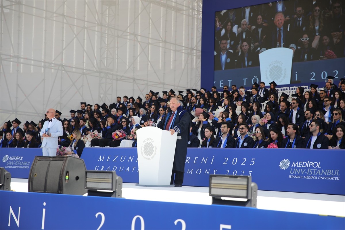 İstanbul Medipol Üniversitesinde mezuniyet heyecanı yaşayan öğrenciler, tören sırasında...