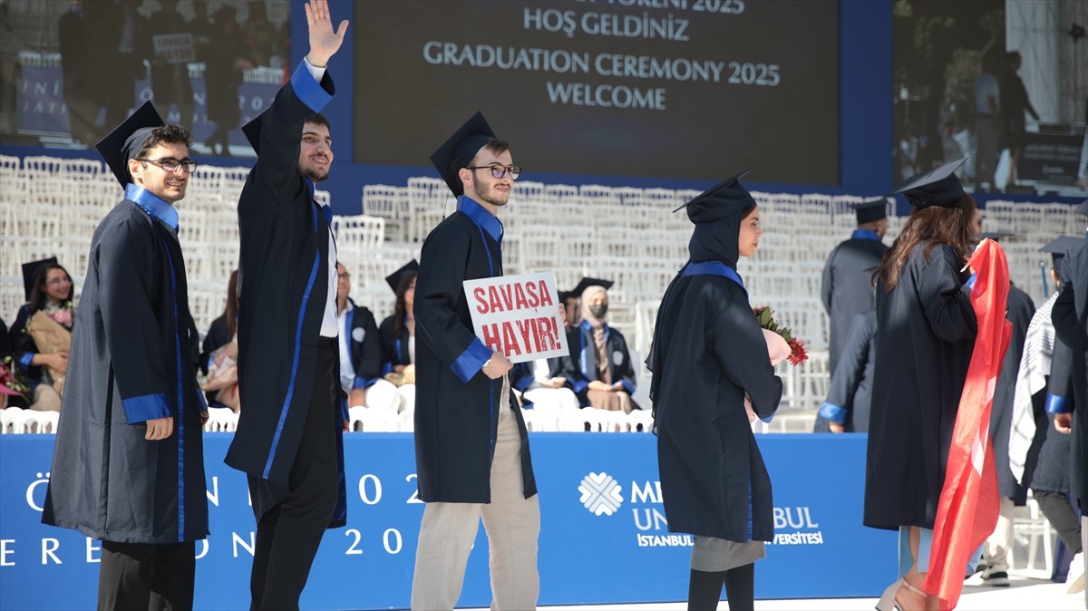 İstanbul Medipol Üniversitesinde mezuniyet heyecanı yaşayan öğrenciler, tören sırasında...