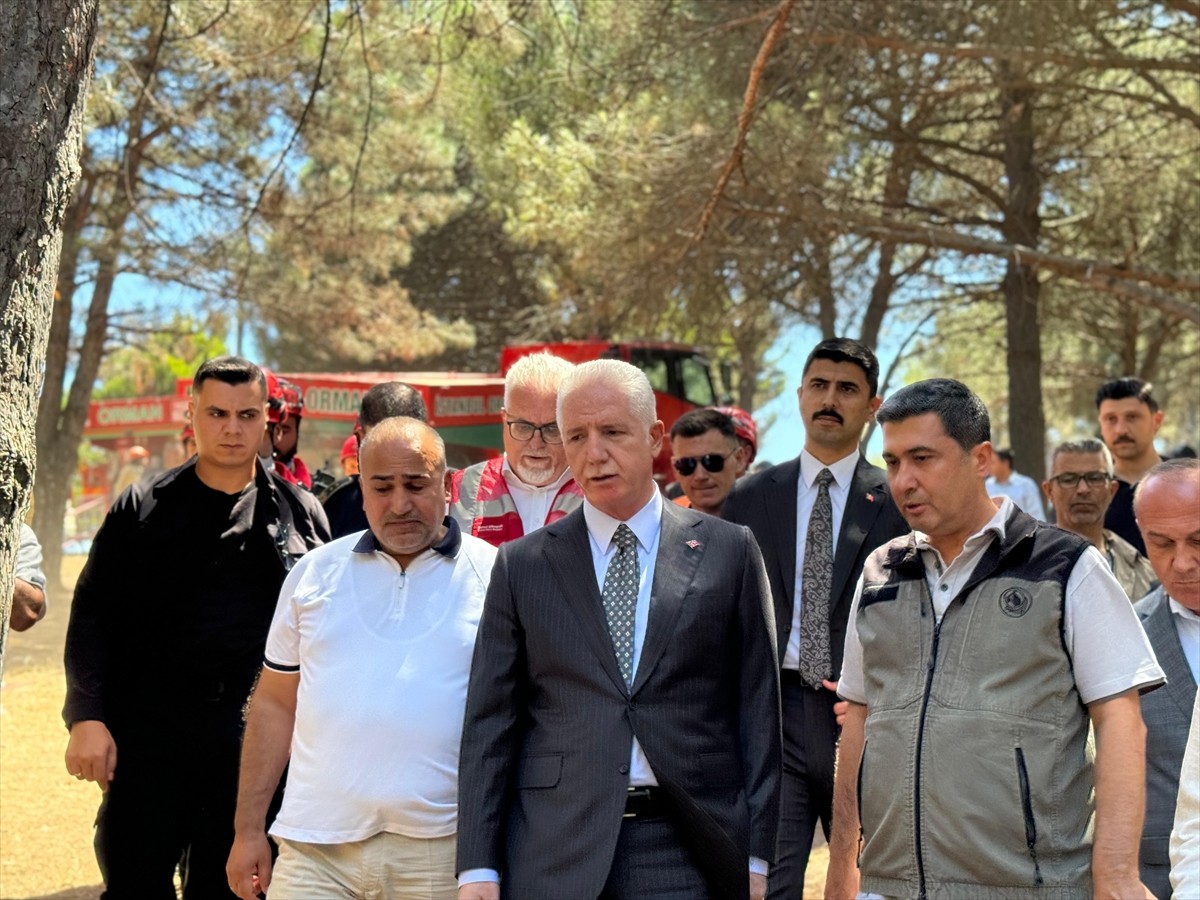 İstanbul Sultangazi'de ormanlık alanda çıkan yangın, itfaiye ekiplerinin müdahalesiyle kontrol...