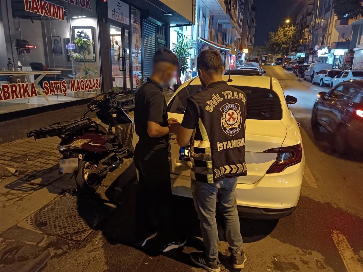 İstanbul Trafik Denetleme Şube Müdürlüğü ekiplerince, Ümraniye'de motosikletiyle akrobatik...