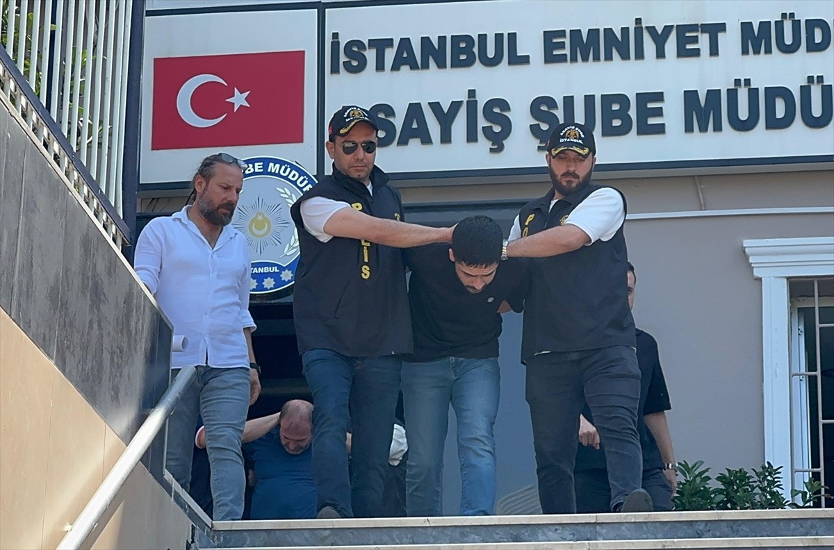 İstanbul ve Tekirdağ'da, tehdit ettikleri bazı kişilerin iş yerlerini kurşunladıkları iddiasıyla...