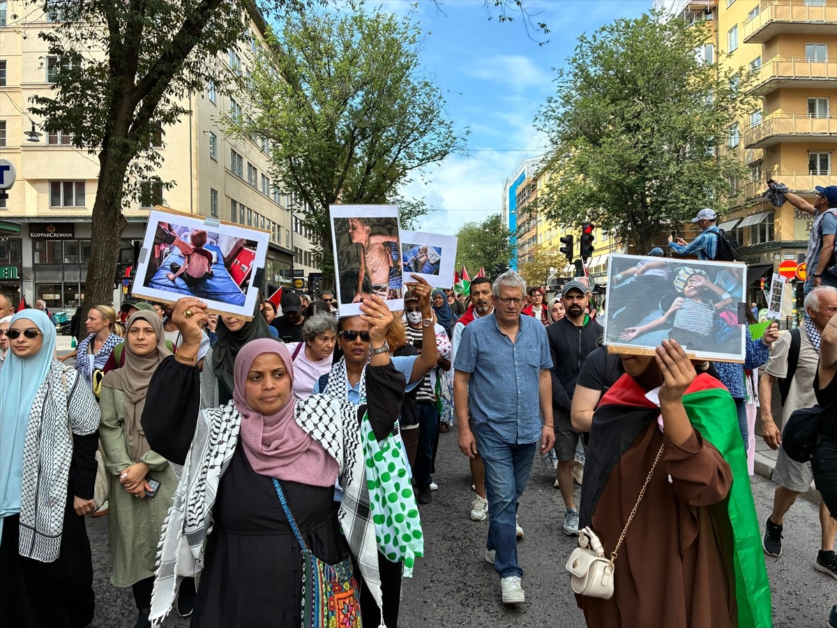İsveç'in başkenti Stockholm'de yüzlerce kişi, hükümeti İsrail'in Gazze'yi işgaline sessiz kaldığı...