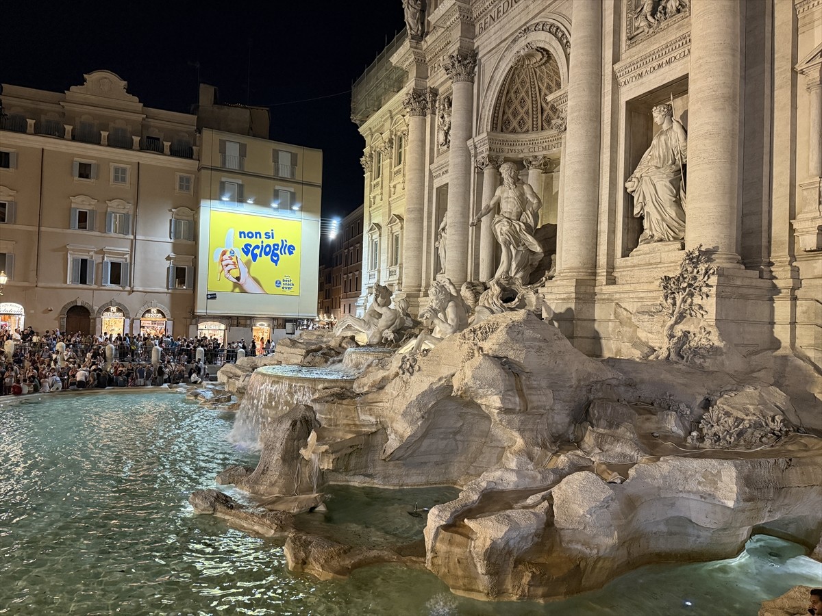 İtalya'nın başkenti Roma'nın simge yapılarından Trevi Çeşmesi'nin (Fontana di Trevi) ışıkları...