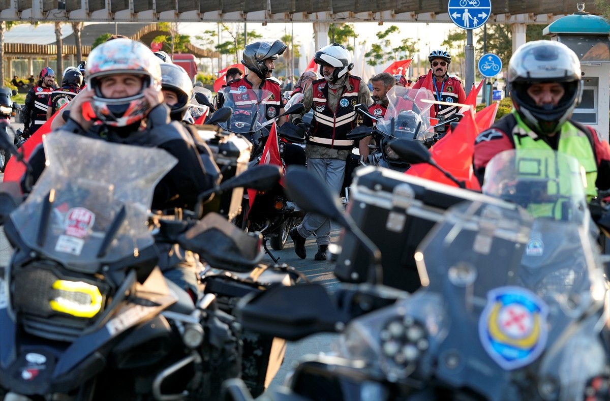 İzmir'de 15 Temmuz Demokrasi ve Milli Birlik Günü etkinlikleri kapsamında motosiklet ve bisiklet...