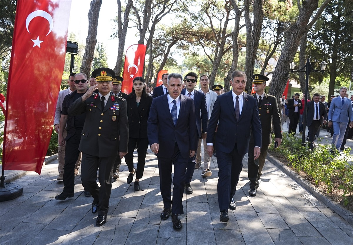 İzmir'de, 15 Temmuz Demokrasi ve Milli Birlik Günü kapsamında Kadifekale Hava Şehitliği'nde anma...