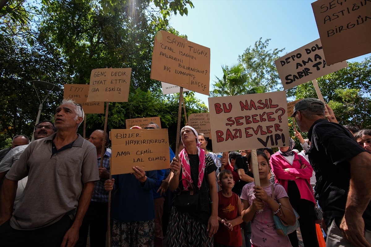 İzmir'de 20 gündür su kesintisinin yaşandığı 4 bin nüfuslu mahallenin sakinleri Bornova Belediyesi...