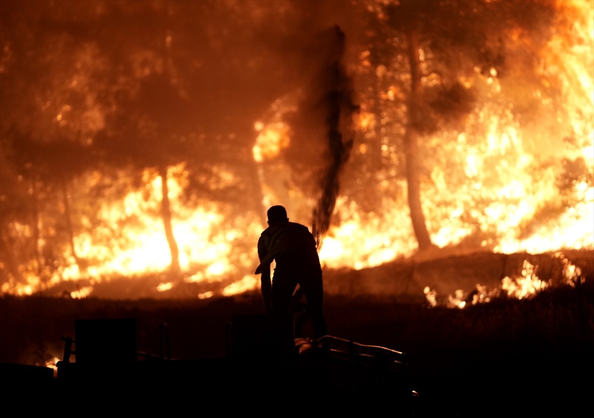İzmir'de çıkan orman yangınlarında zorlu arazi koşulları ve ateş çemberleriyle karşı karşıya kalan...