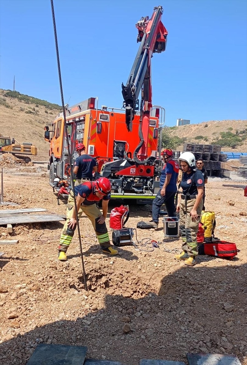 İzmir'in Aliağa ilçesinde 15 metre derinliğindeki kuyuya düşen kişi, itfaiye ekiplerince...