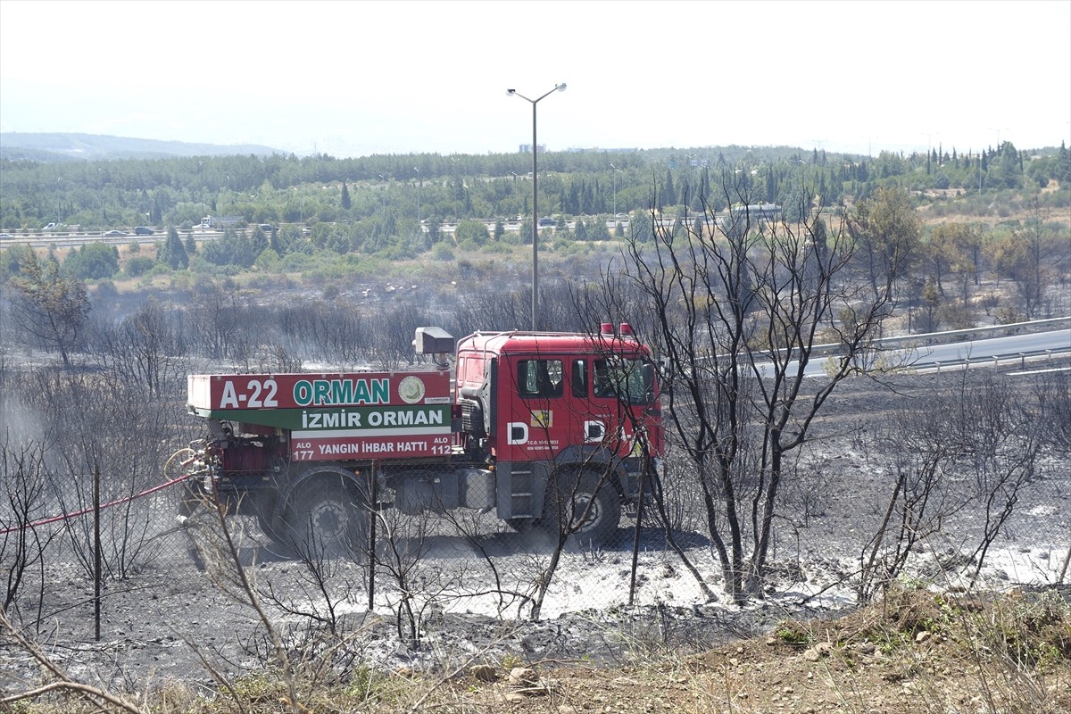 İzmir'in Buca ilçesinde çıkan orman yangını ekiplerin havadan ve karadan müdahalesiyle kontrol...