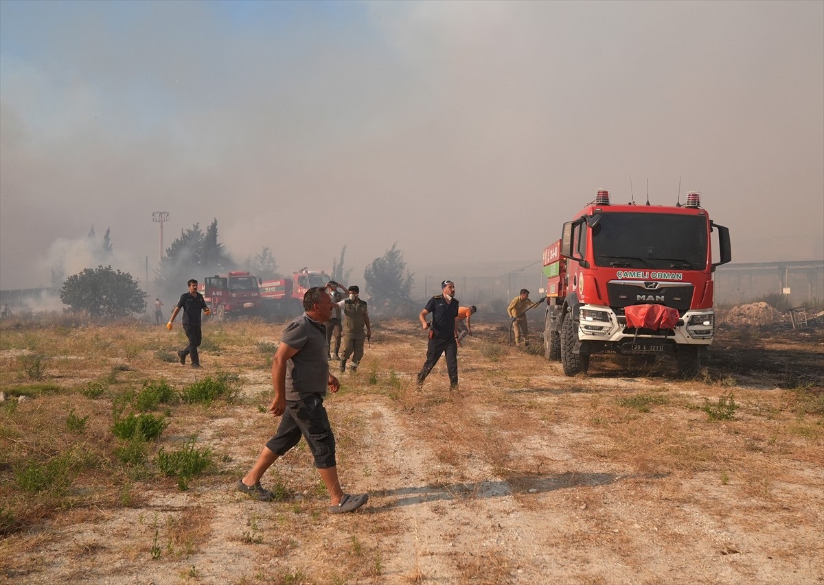 İzmir'in Çeşme ilçesi Ildırı Mahallesi'ndeki ziraat alanında başladıktan sonra ormana sıçrayan...