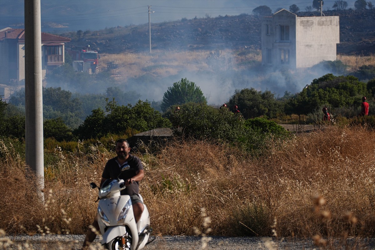 İzmir'in Çeşme ilçesinde çıkan orman yangınına ekiplerin havadan ve karadan müdahalesi devam...