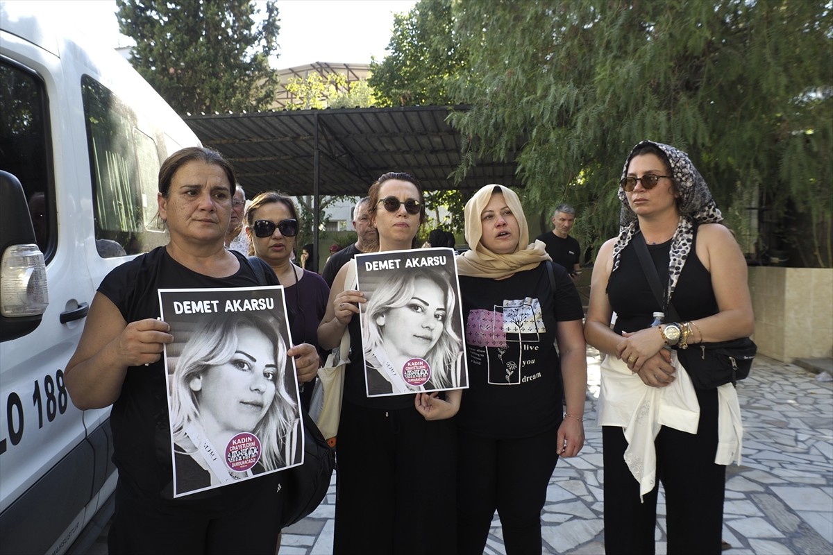 İzmir'in Çiğli ilçesinde eski eşi tarafından defalarca bıçaklanarak öldürülen kadın, son...