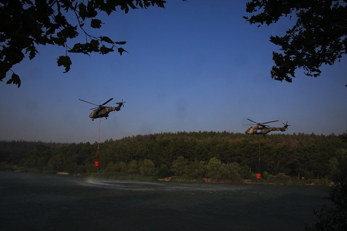 İzmir'in Gaziemir ilçesinde, ormanlık alanda çıkan yangına havadan ve karadan müdahale...