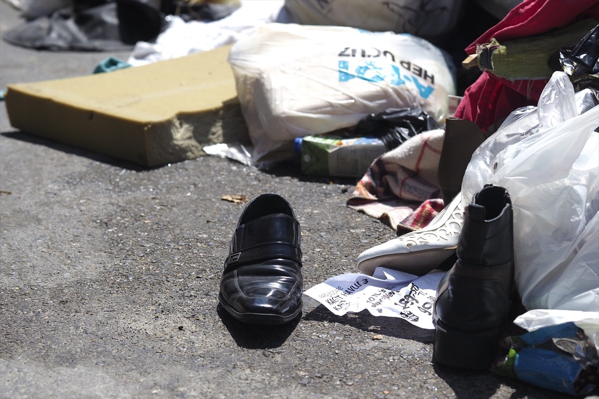 İzmir'in Karşıyaka ilçesinde biriken çöp yığınları ve buna bağlı oluşan kötü koku vatandaşların...