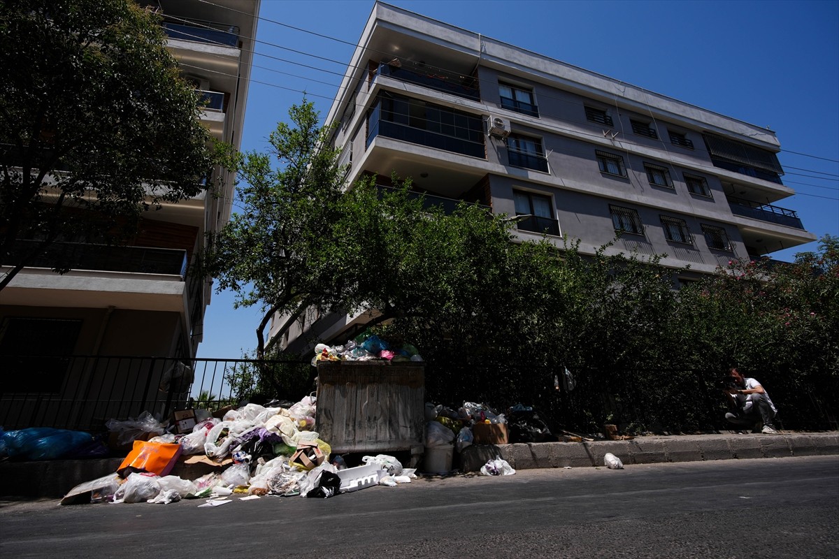 İzmir'in Konak ilçesinde biriken çöp yığınları ve kötü koku vatandaşların tepkisini çekiyor....