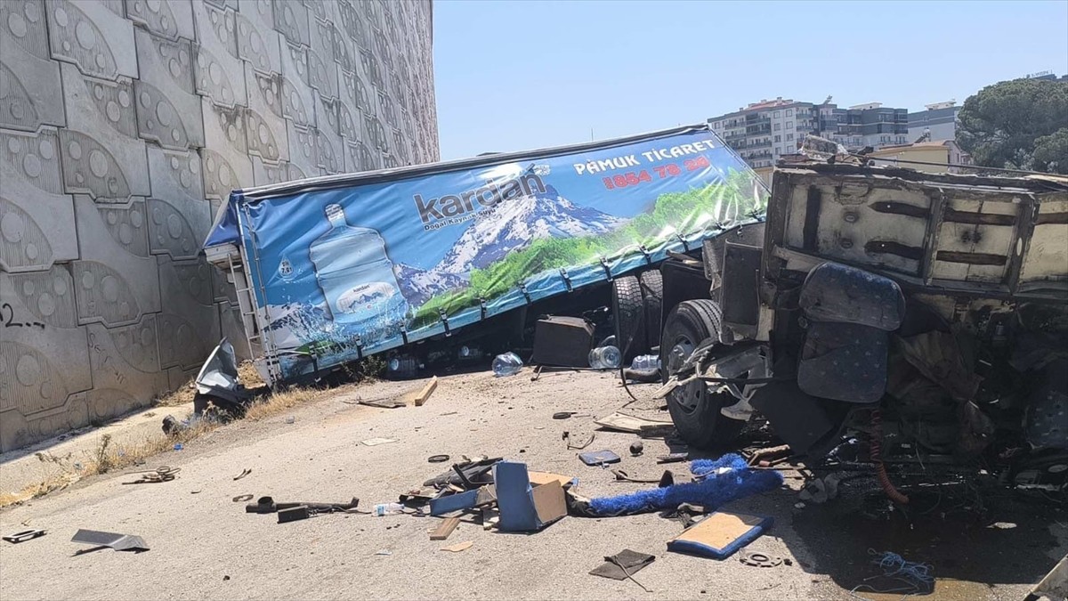 İzmir'in Menemen ilçesinde, damacana su dolu tır otoyolda virajı alamayarak viyadükten düştü, son...