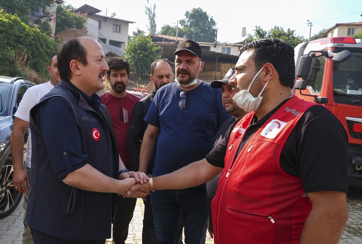 İzmir'in Ödemiş ilçesindeki ormanlık alanda dün çıkan yangına havadan ve karadan müdahale sürüyor....