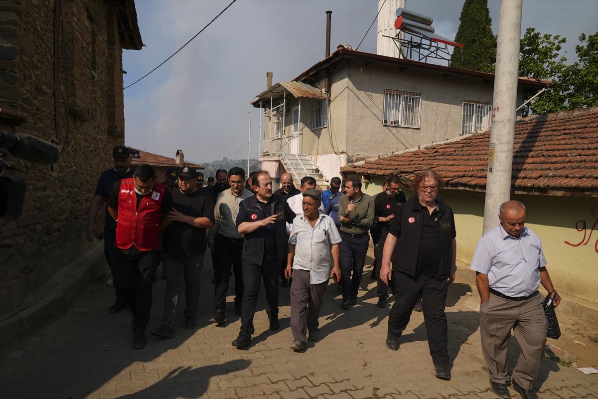 İzmir'in Ödemiş ilçesindeki ormanlık alanda dün çıkan yangına havadan ve karadan müdahale sürüyor....