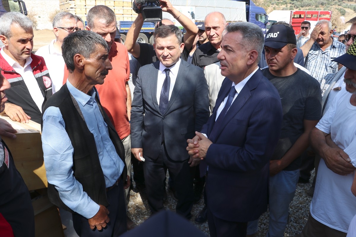 İzmir'in Ödemiş ve Seferihisar ilçelerinde orman yangınlarında zarar gören vatandaşların telef...