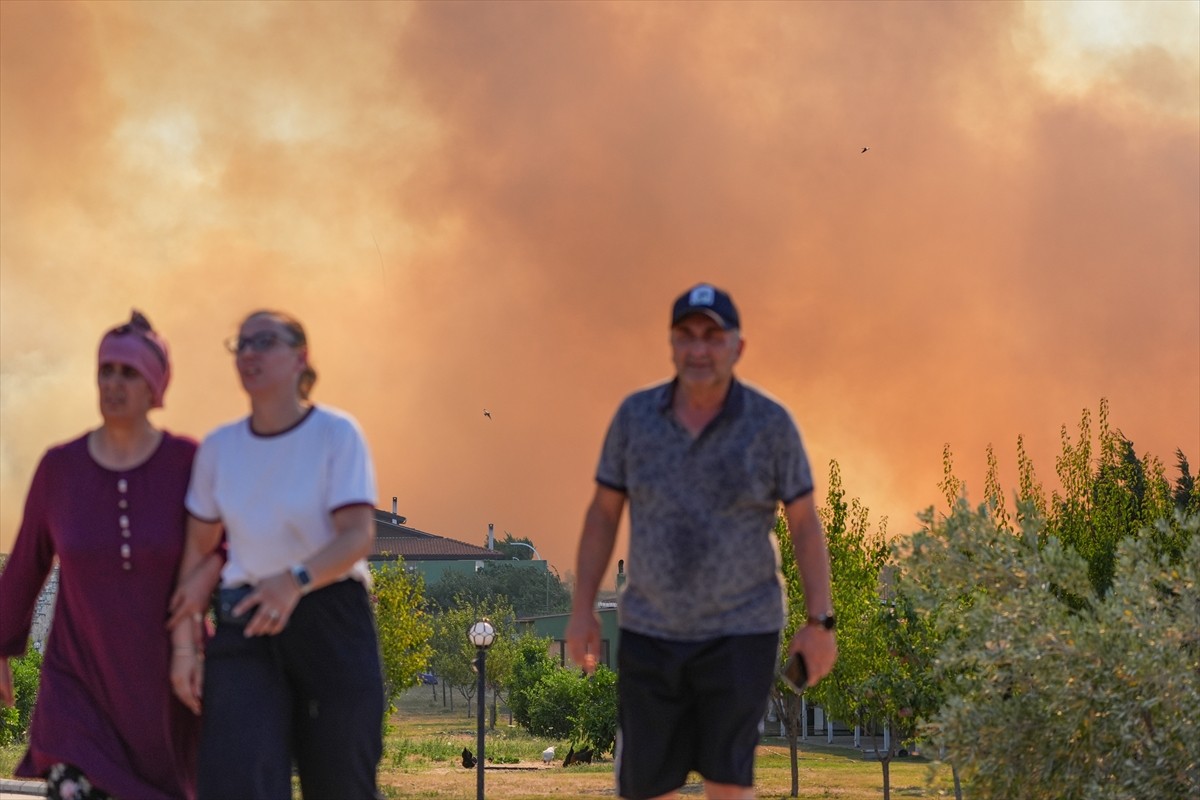 İzmir'in Seferihisar ilçesinde makilik alanda çıkan ve rüzgarın etkisiyle hızla yayılan yangına...