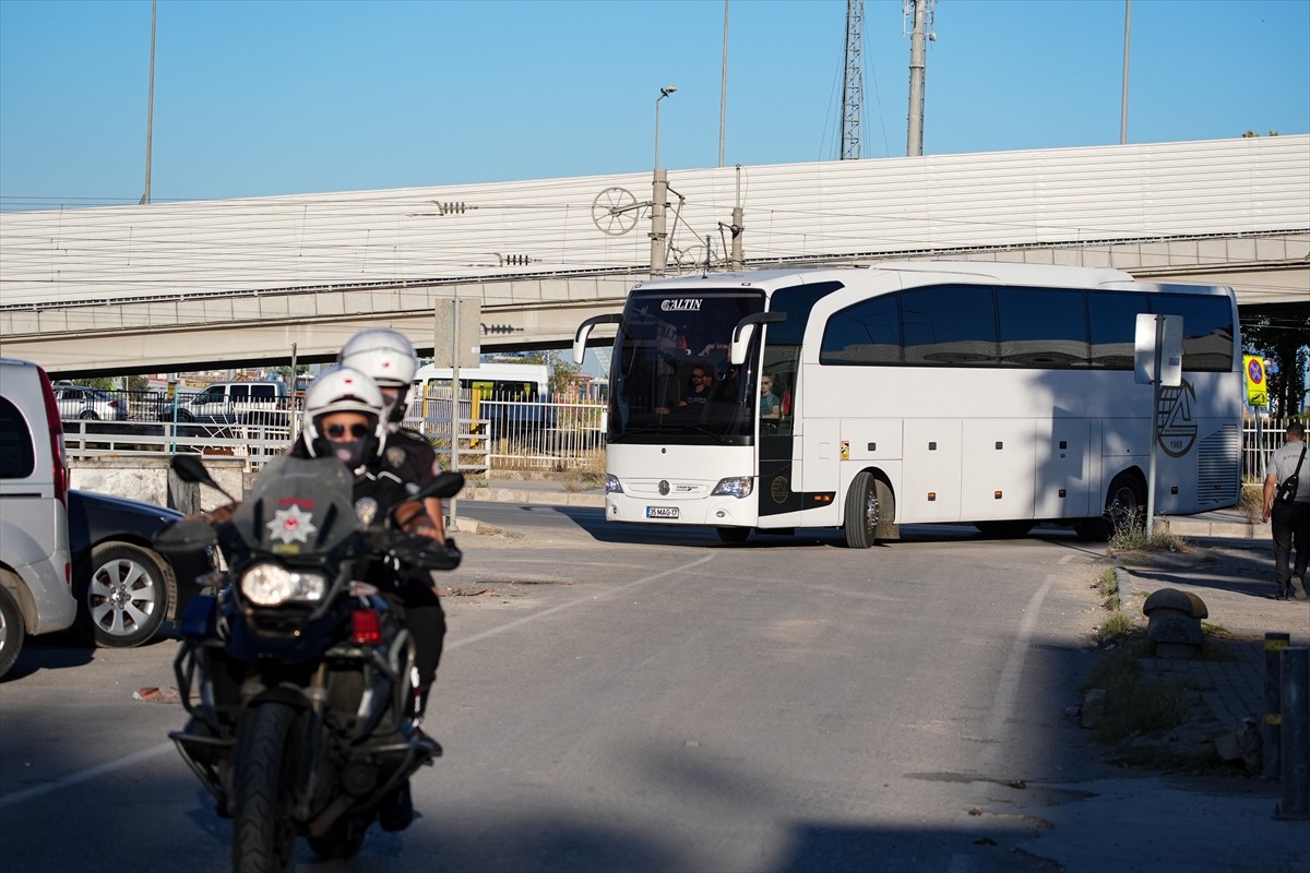 İzmir Büyükşehir Belediyesine yönelik yolsuzluk soruşturması kapsamında gözaltına alınan 137...