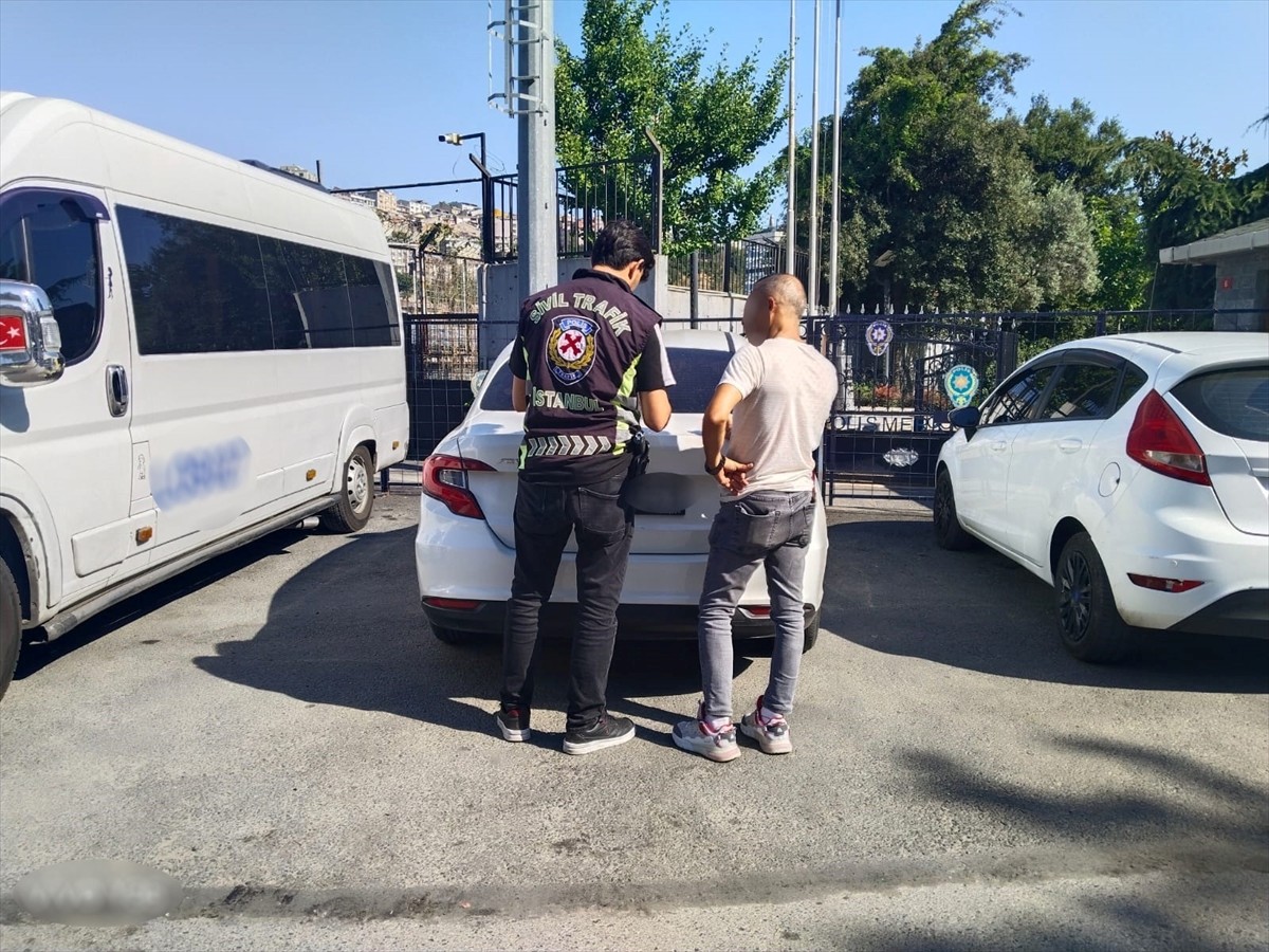 Kağıthane'de, kavga ederek trafik güvenliğini tehlikeye düşürdüğü belirlenen 2 sürücüye para...