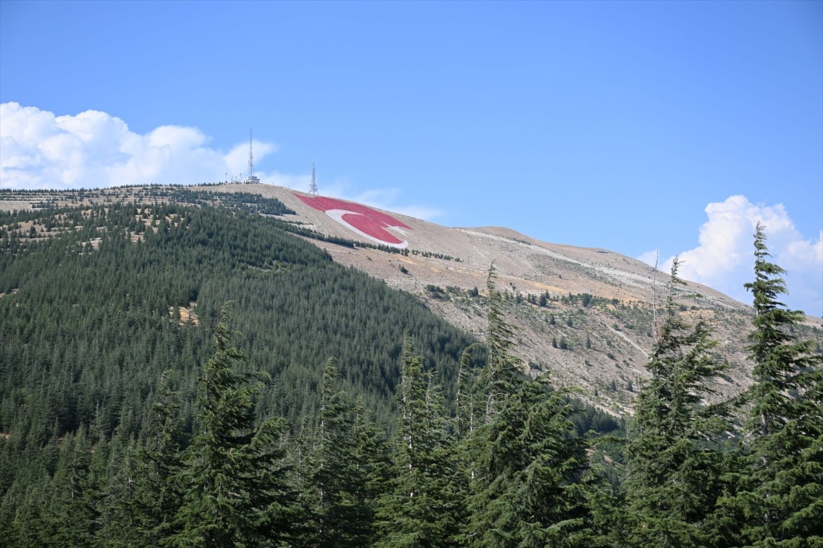Kahramanmaraş'ta, Ahır Dağı'nın zirvesindeki 40 dönümlük alana işlenen Türk bayrağı yurtta şu ana...