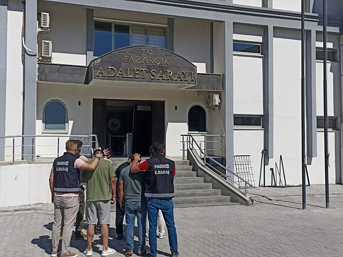 Kahramanmaraş'ta polisin düzenlediği eş zamanlı uyuşturucu operasyonunda gözaltına alınan 4...