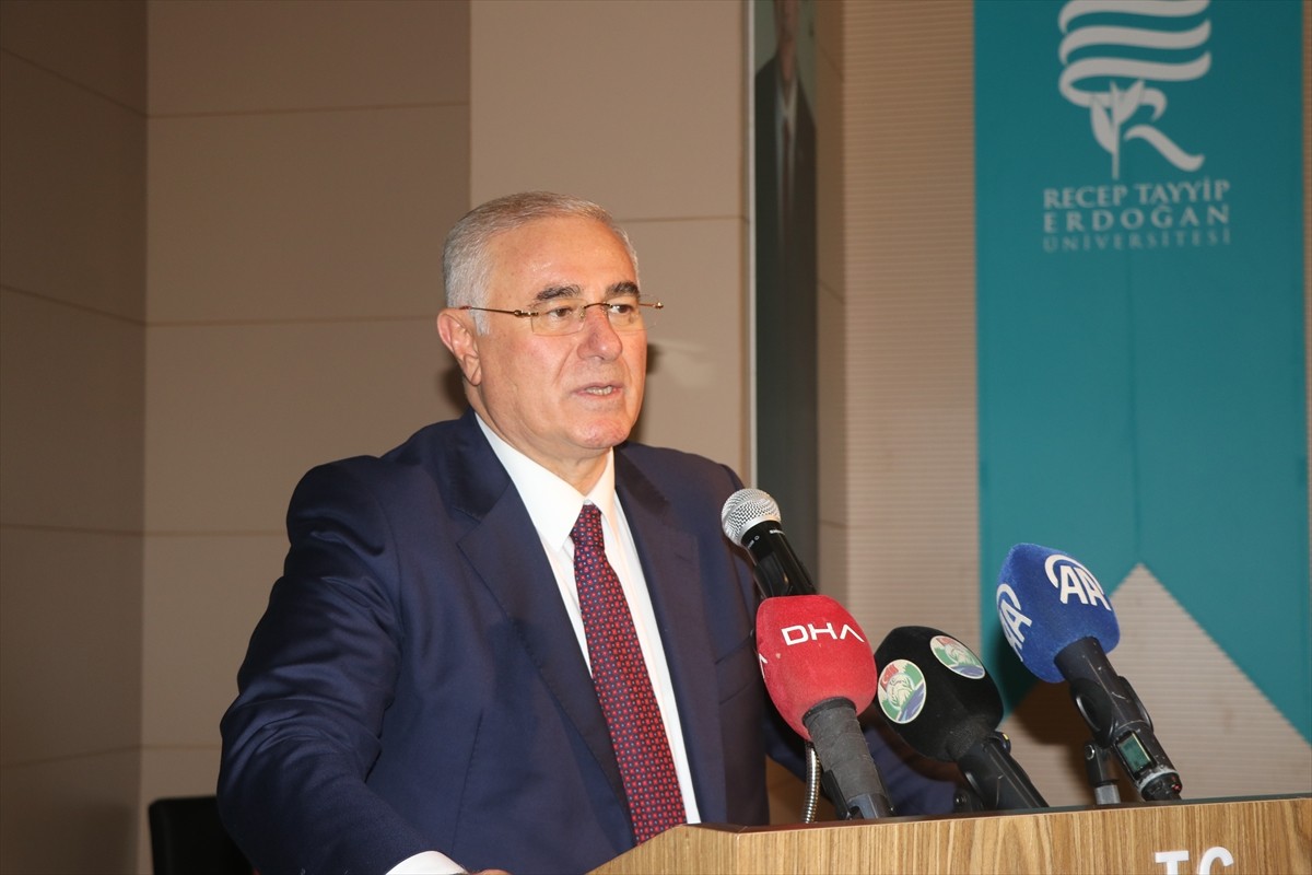 Kamu Başdenetçisi (Ombudsman) Mehmet Akarca (ortada), Recep Tayyip Erdoğan Üniversitesi İlahiyat...