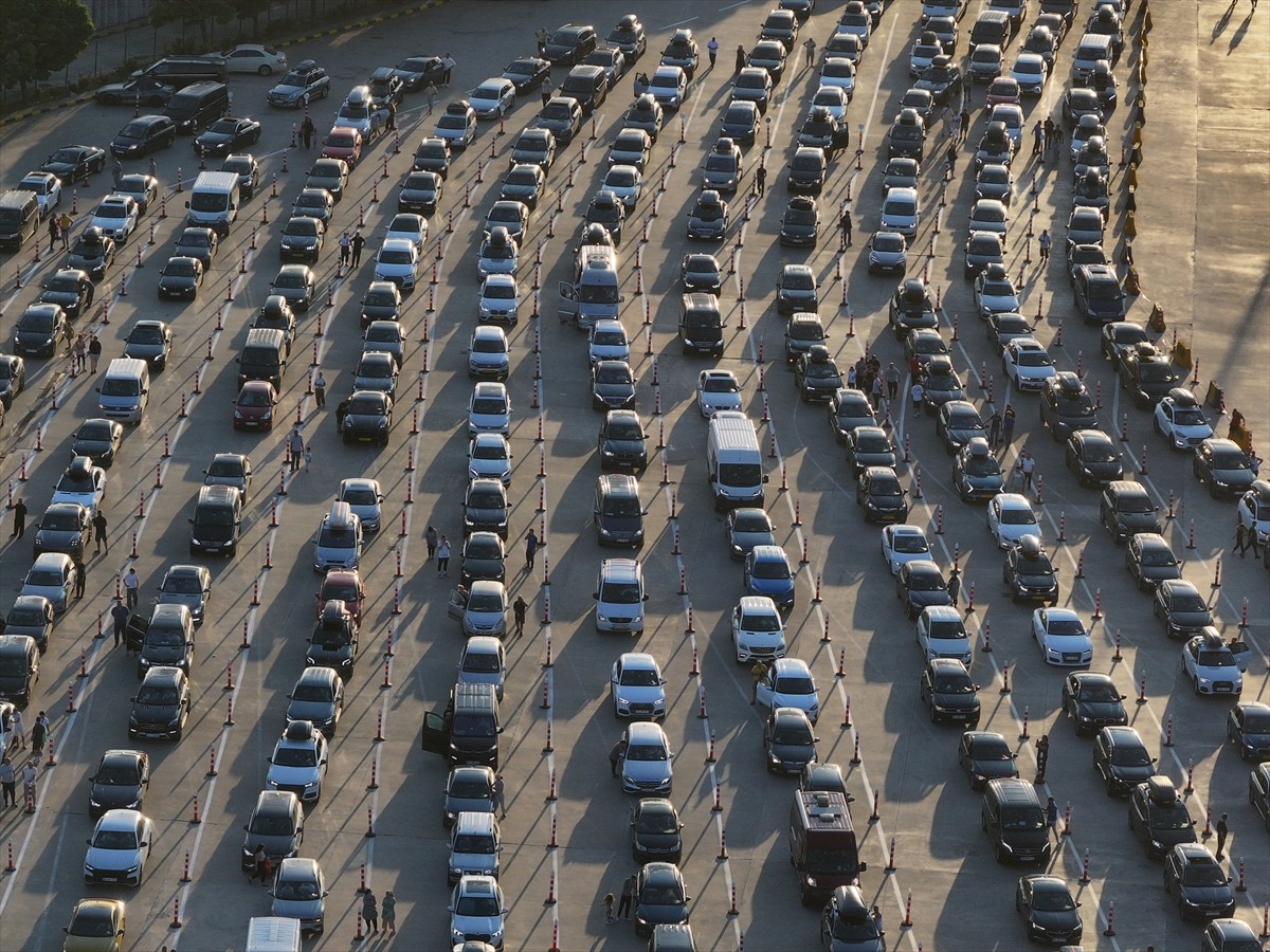 Kapıkule Sınır Kapısı'ndan bugün 16 saatte 6 bin 192 araçla yaklaşık 26 bin gurbetçi yurda giriş...
