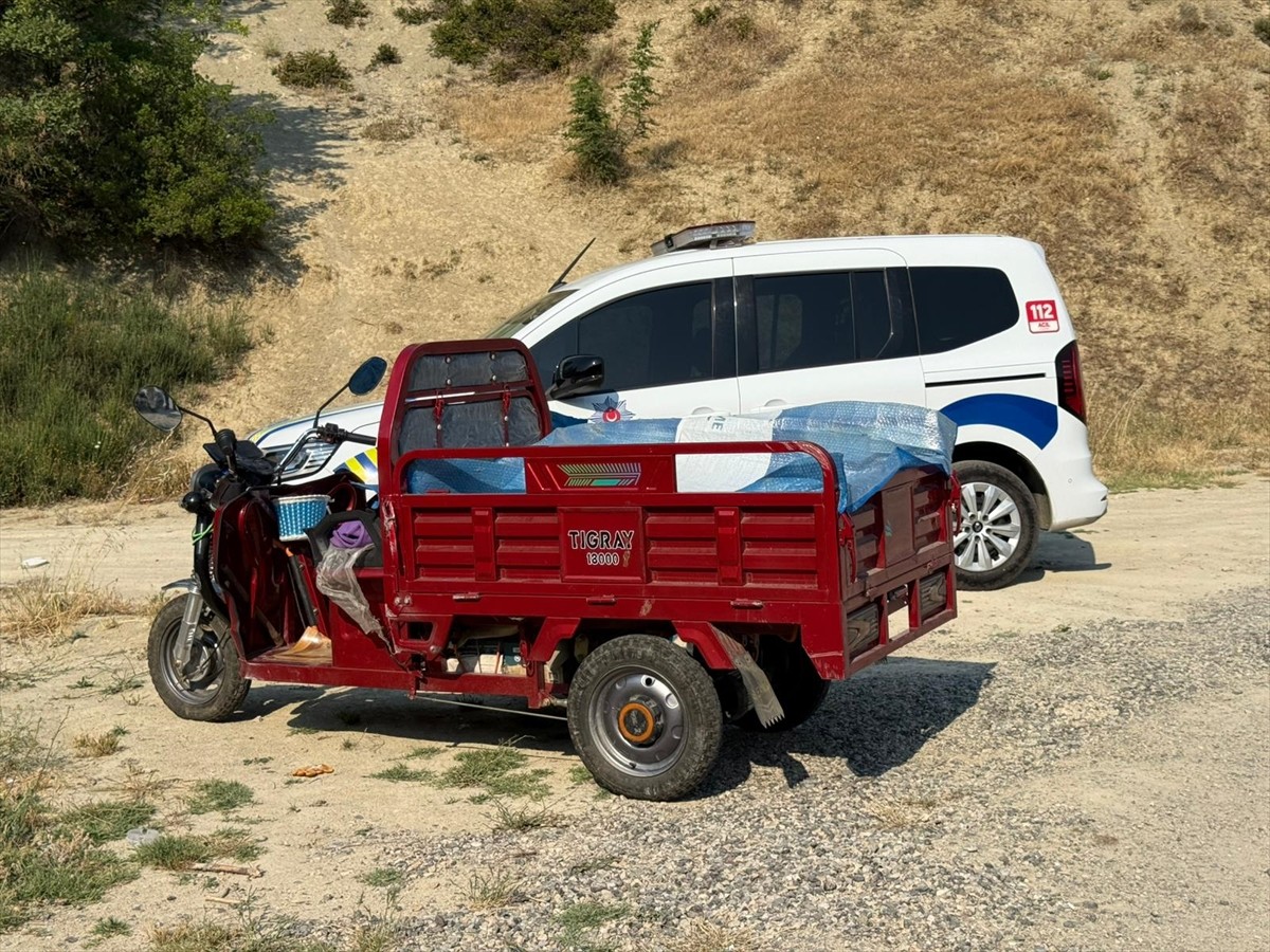 Karabük'te motorlu bisikletin devrilmesi sonucu yaralanan 4'ü çocuk 6 kişi hastaneye...