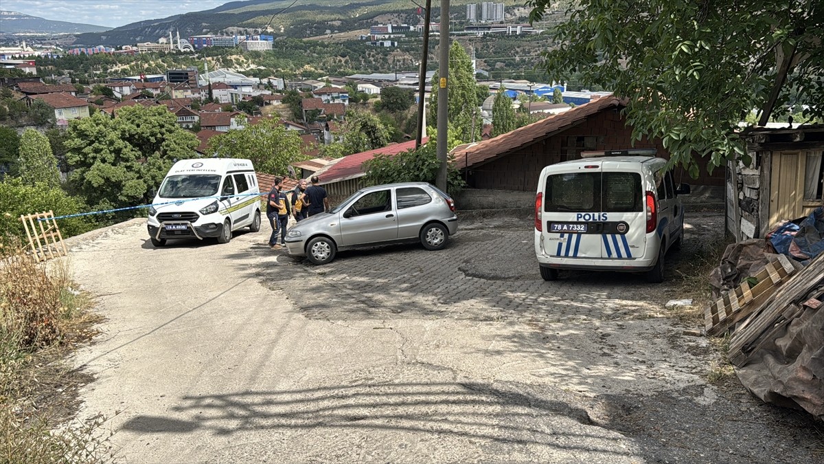 Karabük&#039;te yolda yürürken düşüp başını çarpan kişi hayatını kaybetti. İhbar üzerine olay yerine...
