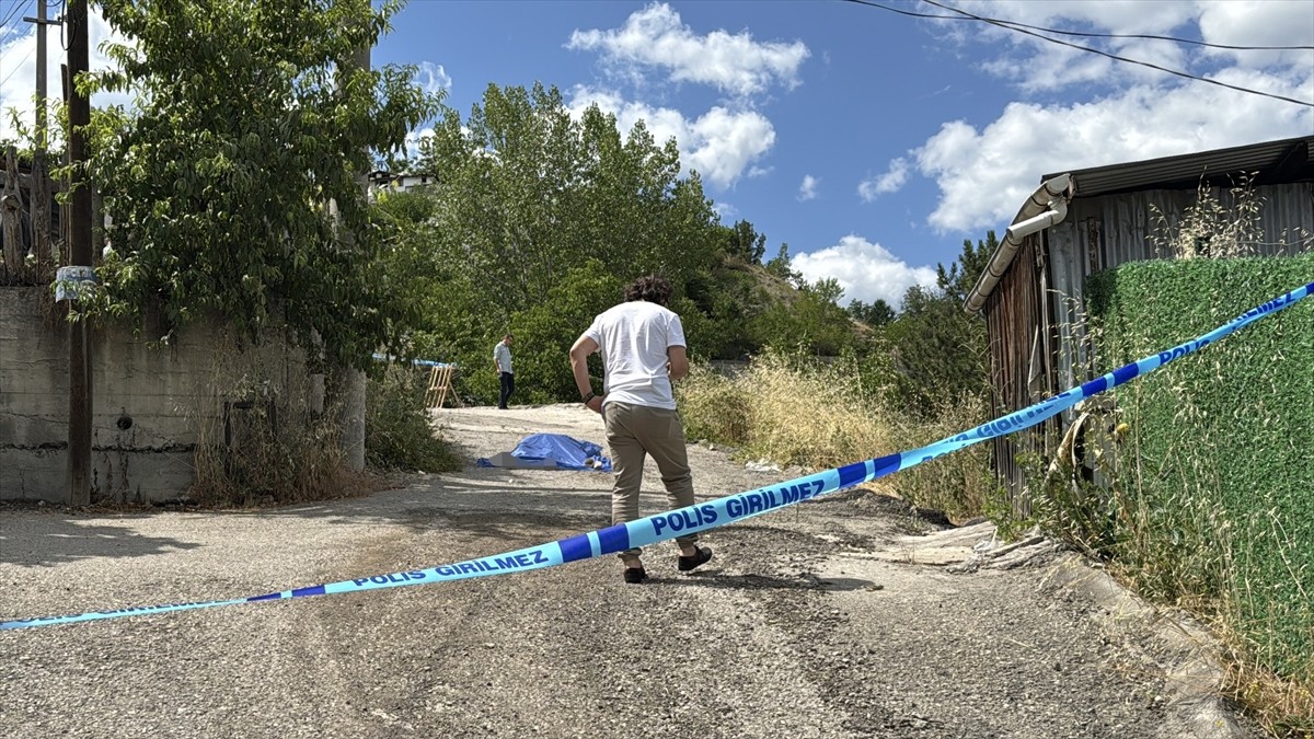 Karabük&#039;te yolda yürürken düşüp başını çarpan kişi hayatını kaybetti. İhbar üzerine olay yerine...