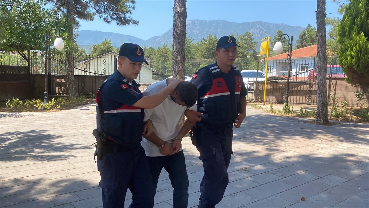 Karabük'ün Eflani ilçesinde dolandırıcılıktan elde ettiği parayı yurt dışına göndermeye çalışan...