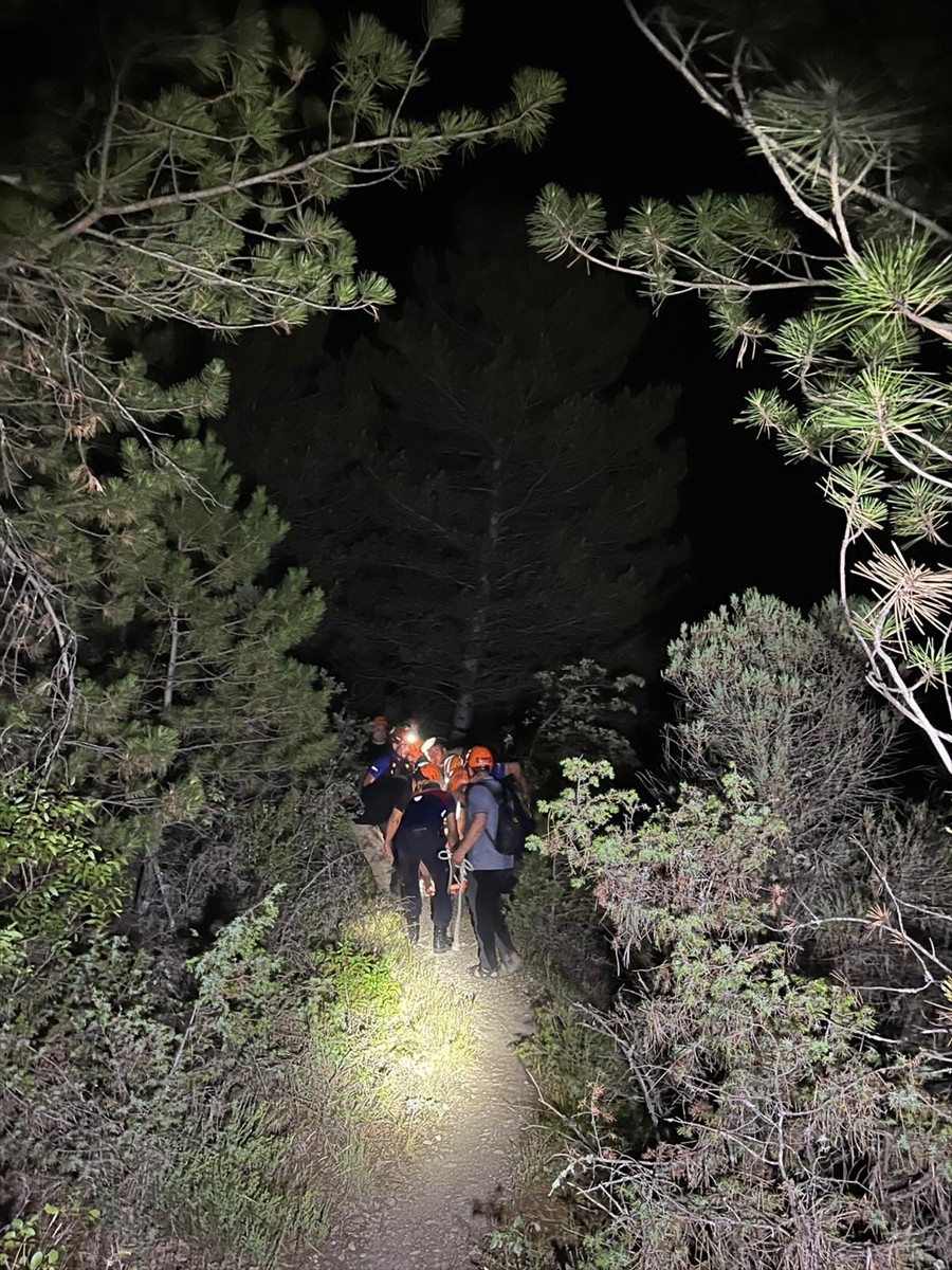 Karabük'ün Safranbolu ilçesinde kayalıktan düşen kişi yaralandı. Bacağı kırılan yaralı, olay...